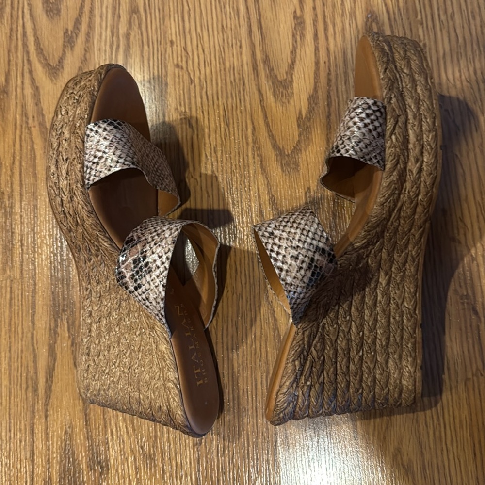 Italian Shoemakers Snakeskin Pattern Wedges - Picture 5 of 11